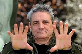 fraurolo121's tweet image. „Il mio rapporto con la bicicletta è sempre stato di parità: non uno sopra e l'altro sotto, ma tutti e due sopra o tutti e due sotto, dipende da chi cadeva per primo.“
#FrancescoSalvi
#7febbraio 1953
#OnThisDay 

Francesco Salvi,
attore.