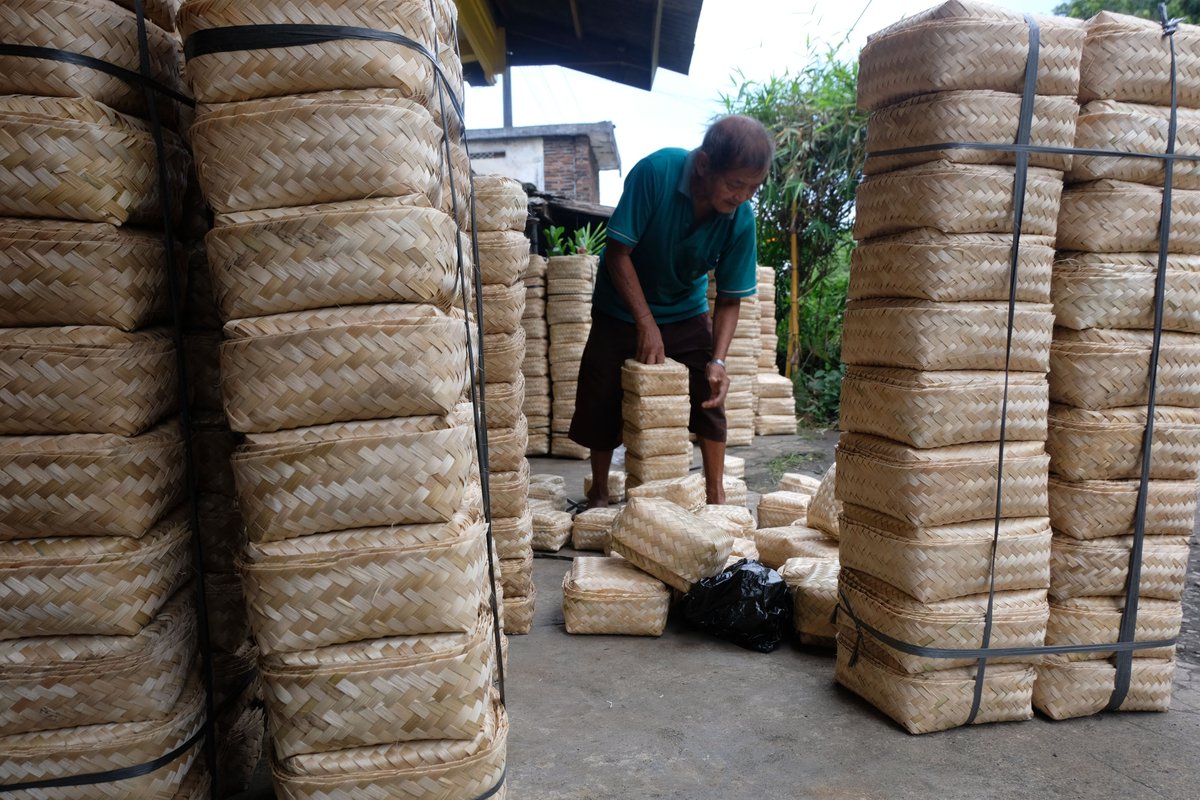 Bisniscom's tweet photo. Tahukah kamu apa itu #besek? Ini adalah aktivitas perajin besek di Kalijambe, Bener, Purworejo, Jawa Tengah. Besek jadi alternatif pengemasan barang yang ramah lingkungan karena terbuat dari bambu. Sepasang besek dibanderol Rp1.200 - Rp2.500. Foto: ANTARA/Anis Efizudin https://t.co/kIDlbBPV4v