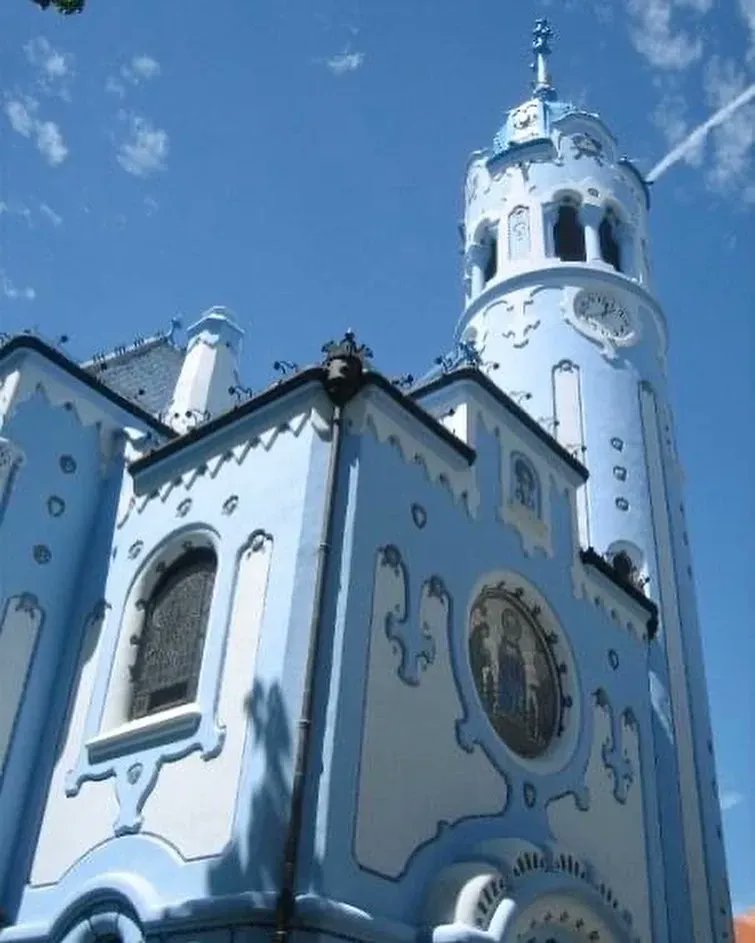 bowtotheworld's tweet photo. You’ll never ignore this eye catching blue church in Bratislava, the capital of Slovakia. The fun art statues also a must to explore during a city walk. #bratislava #bluechurch #cathedral #slovakia #statues #artstatues #sculpture @Bratislava_LIVE
https://t.co/6Ih287S7YV https://t.co/KzDWwoJ9Eo