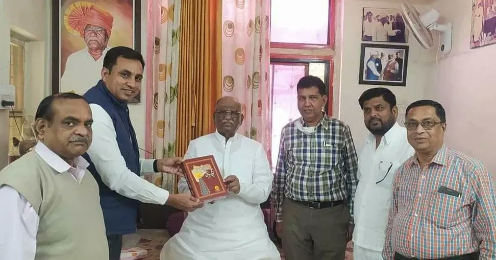 TheBahureGroup's tweet photo. मा. आमदार श्री हरीभाऊ नाना बागडे यांची सभांजिनगर जिल्हा दूध उत्पादक संघांच्या अध्यक्षपदी बिनविरोध निवड झाल्याबद्दल आज त्यांचे सहकार भारतीच्यावतीने सहकार महर्षी ग्रंथ देऊन अभिनंदन करण्यात आले.
#thebahuregroup.
#gurukrupaurban.
#siddhivinayaklawns.
#bahureagropvtltd. https://t.co/aZCFut0vCE