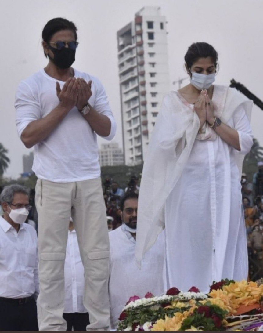 #ShahRukhKhan at #LataMangeshkar 's funeral offering prayers! This is the real heritage &amp; culture of India. Certain religious bigots cannot digest it!