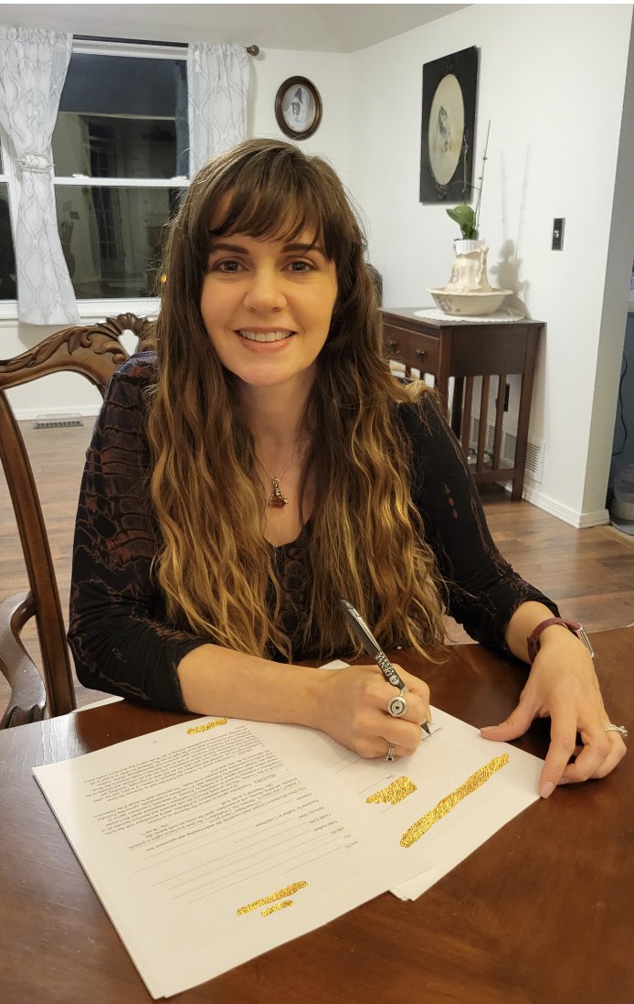 2022 is off to a wonderful start! I'm so excited and honored to be signing a contract for a book you'll learn more about soon. But for now, I want to celebrate and share my gratitude to @KaitlynLeann17 for being a brilliant agent and matchmaker! 🎉📚✍️
#kitlit #picturebook
