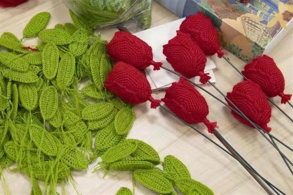 shanghaidaily's tweet photo. When Olympic champions at the #Beijing2022 Winter Games are handed their customary bouquets on the medal stand, no one will be prouder than #Shanghai pensioner Mou Guoying. She spent the past three months painstakingly crocheting the wool-yarn roses.  https://t.co/SUDIHFRmPy https://t.co/qmb9NE7MhY