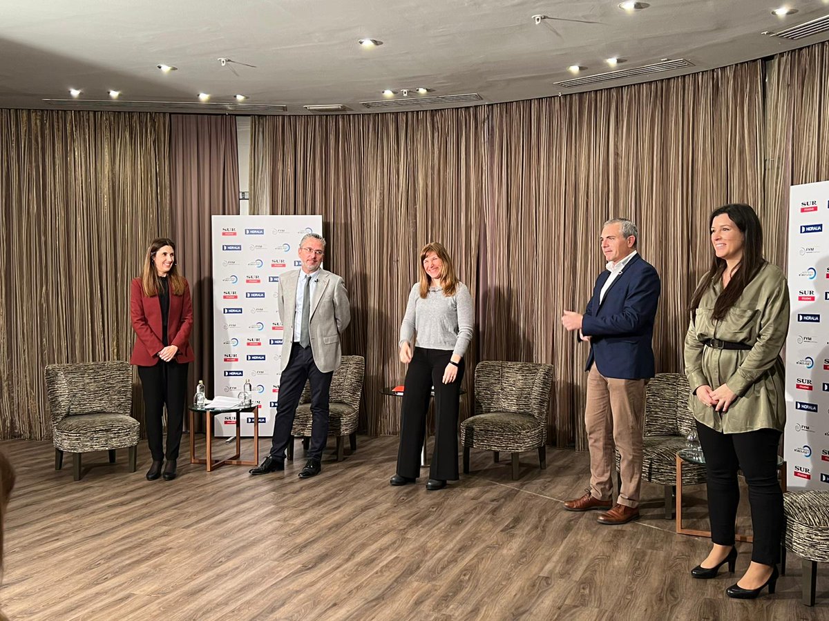 InfoHidralia's tweet photo. 👋 ¡Buenos días!
📸 Hoy, @gjespinosa2 participa en la jornada #CompromisoZero organizado por @DiarioSUR para hablar de #descarbonización https://t.co/0E65dlgDcH
