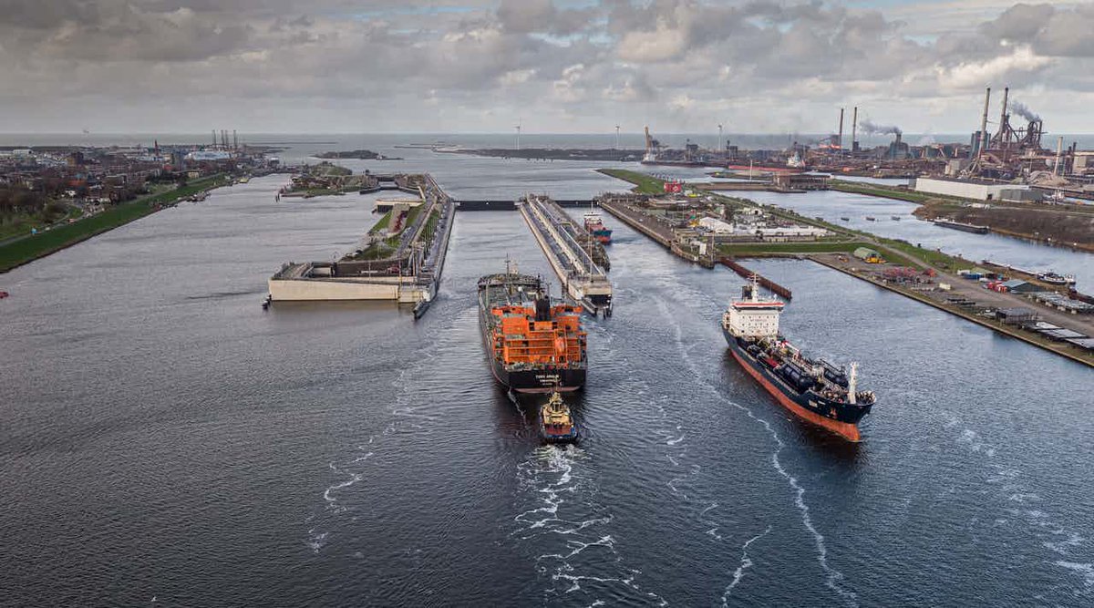 bartlvink's tweet photo. Nieuwe Zeesluis IJmuiden, zeetoegang @PortofAmsterdam, op drie na grootste haven v. Europa wordt geopend 🍾
https://t.co/FcO4tpE4XR

Samenwerking v @MinIenW @Rijkswaterstaat @RWS_WNN #OPENIJ @ProvincieNH @gemvelsen @AmsterdamNL 👍🏻

https://t.co/1ffxKaaMSX

https://t.co/7ugZgX7KXM https://t.co/iuZq2j8bRd