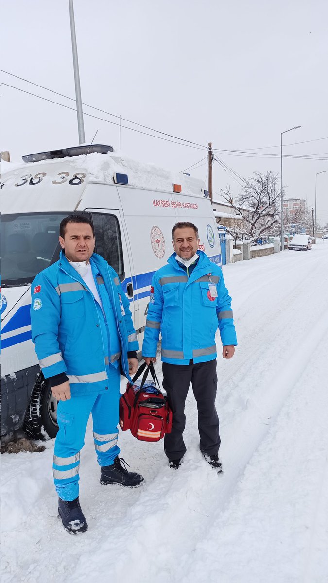 m_kasimoglu's tweet photo. Kar kış demeden 4 lastik üzerinde çalışan şu ekip riskli birim farki almıyor diyaliz kadardami riskli değiliz 
@drfahrettinkoca https://t.co/dX4c2r1qc0