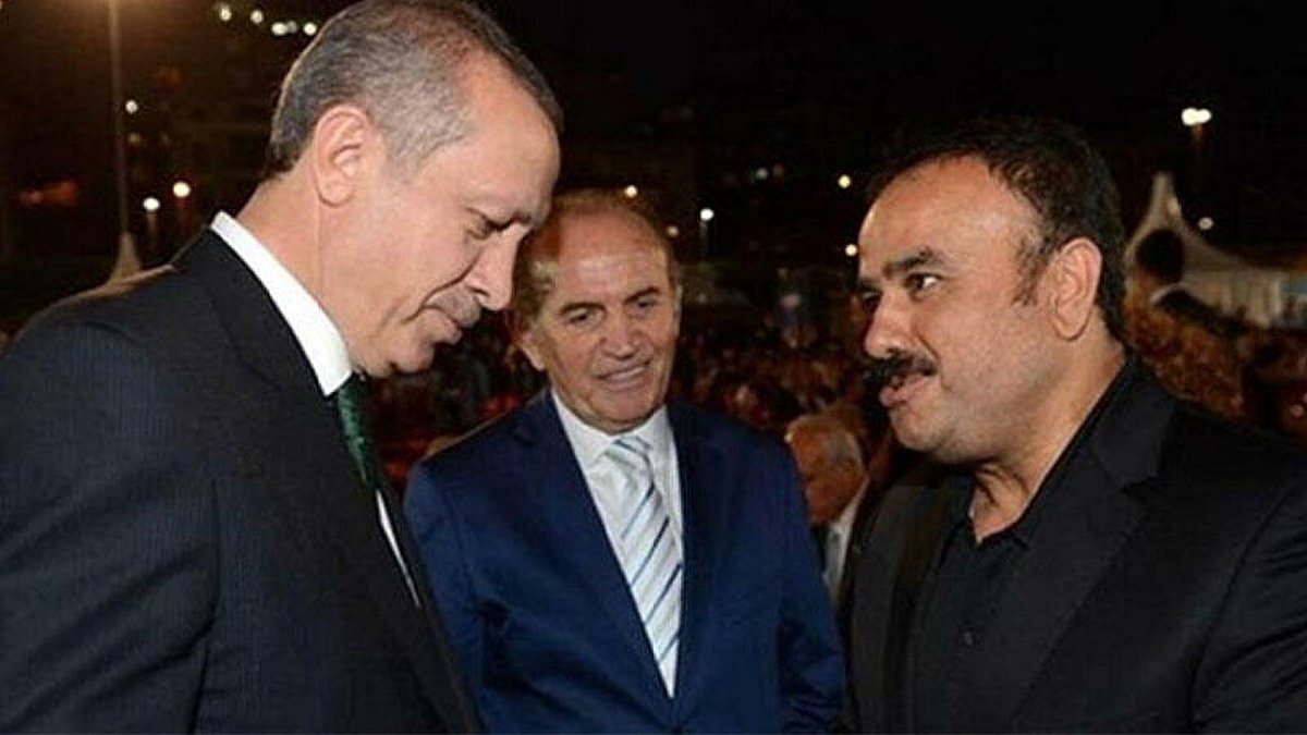 Türkücü Bülent Serttaş, 'Ağlama anam' adlı şarkısıyla Cumhurbaşkanı Erdoğan'ı üç kez ağlattığını belirtti:

'İlkinde şöyle yakamı tuttu, kendine doğru çekti ve 'Zalim, en zayıf noktamdan yakaladın beni' dedi.'
