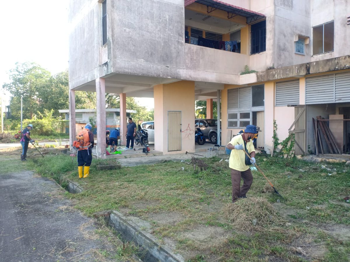 Program Gotong Royong Kawasan Kuarters Kakitangan Kerajaan yang dianjurkan oleh Pejabat DaerahKemaman bersama JKR Kemaman, Majlis Perbandaran Kemaman dan APM Kemaman.
<a href="/JKRTerengganu/">JKR Terengganu</a> <a href="/yusufghani200/">تذكرة</a> <a href="/MoALiS114/">MoALiS</a> <a href="/HasliJKR/">Hasli Ibrahim (Ir. Dr.)</a> <a href="/JKRMalaysia/">JKR Malaysia</a> <a href="/Nadiah1209/">Nadiah</a> <a href="/sabira69914729/">sabira</a> 
#jkrprihatin