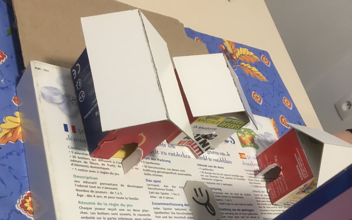 Lewillerhof's tweet photo. En Atelier Histoire, on a dessiné notre château fort en commun, en mélangeant nos idées, c'était bien.
On a commencé les fondations de la maquette en carton : créer le pont levis, les remparts, le donjon...
On va le décorer et le peindre.
On a aussi pensé notre propre blason. Noé https://t.co/2o5qSlmid7