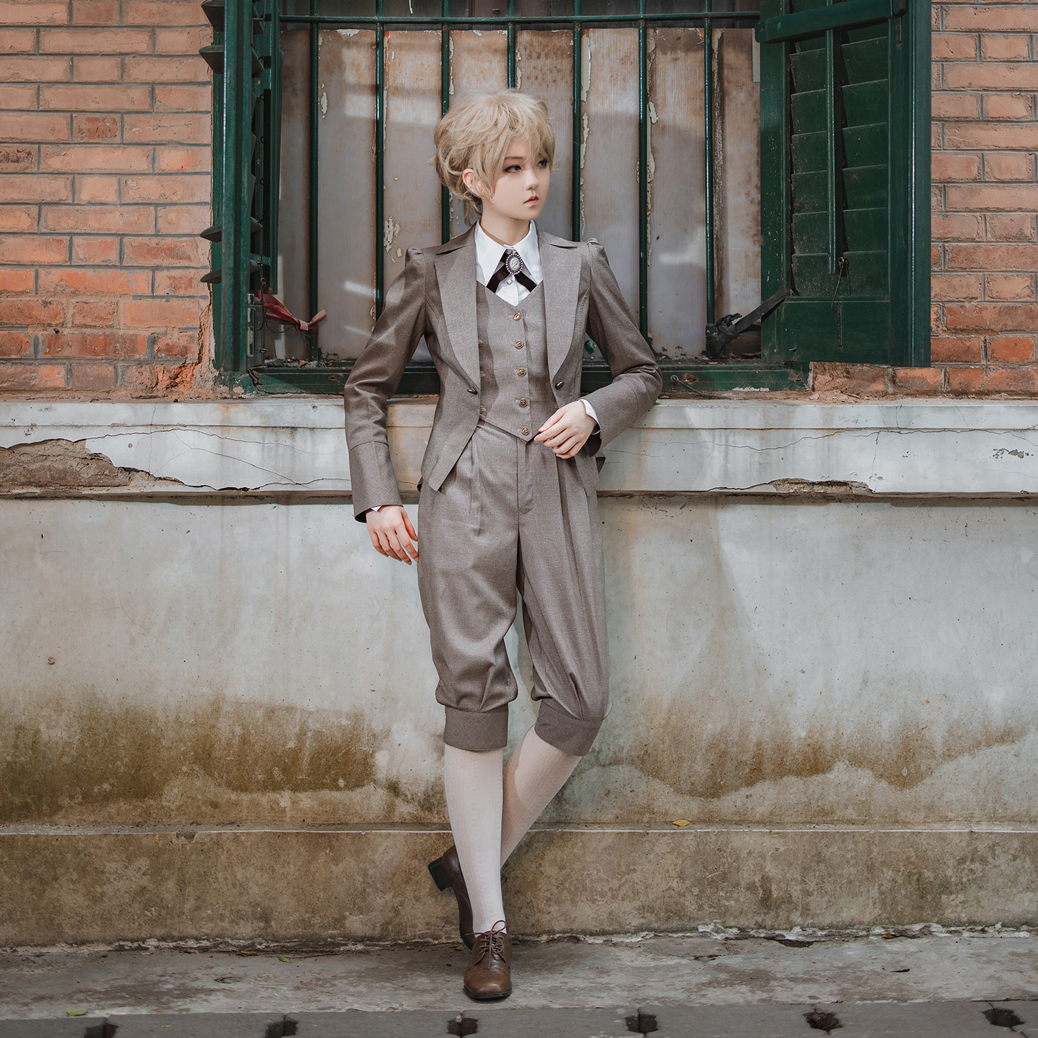 Twitter 上的 Manusmachina 英国貴族の乗馬パンツ T Co Gilet3dbnc 英国 騎士みたいな雰囲気の乗馬パンツ 太もも部分はゆとりがあって膨らみ 膝下で折り返されたようなデザインとなっています どこか少年的な装いのパンツ ジャケットやベストと合わせた