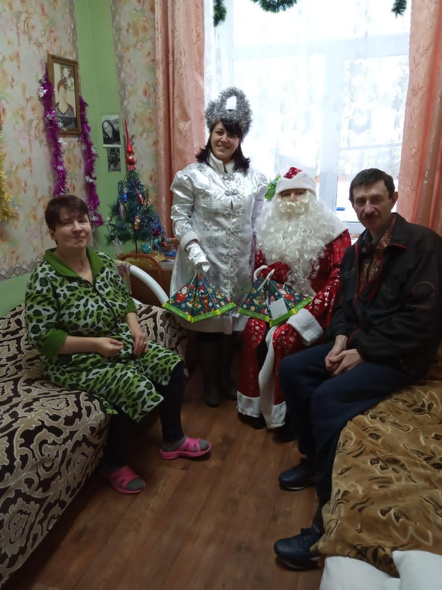 Olga80V's tweet photo. #mspno Получатели социальных услуг принимают поздравления и подарки от Деда Мороза и Снегурочки https://t.co/lf0ZNpj2fT