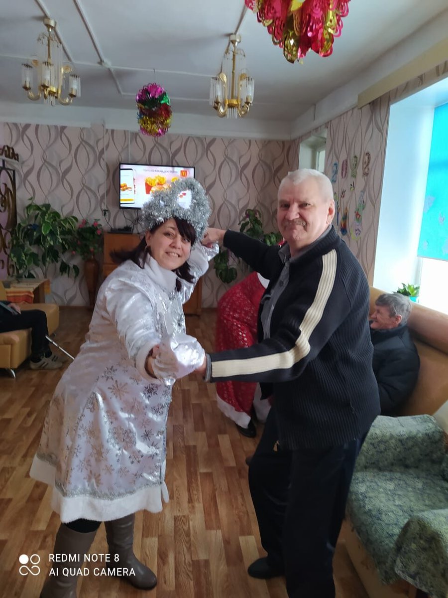 Olga80V's tweet photo. #mspno Получатели социальных услуг принимают поздравления и подарки от Деда Мороза и Снегурочки https://t.co/lf0ZNpj2fT