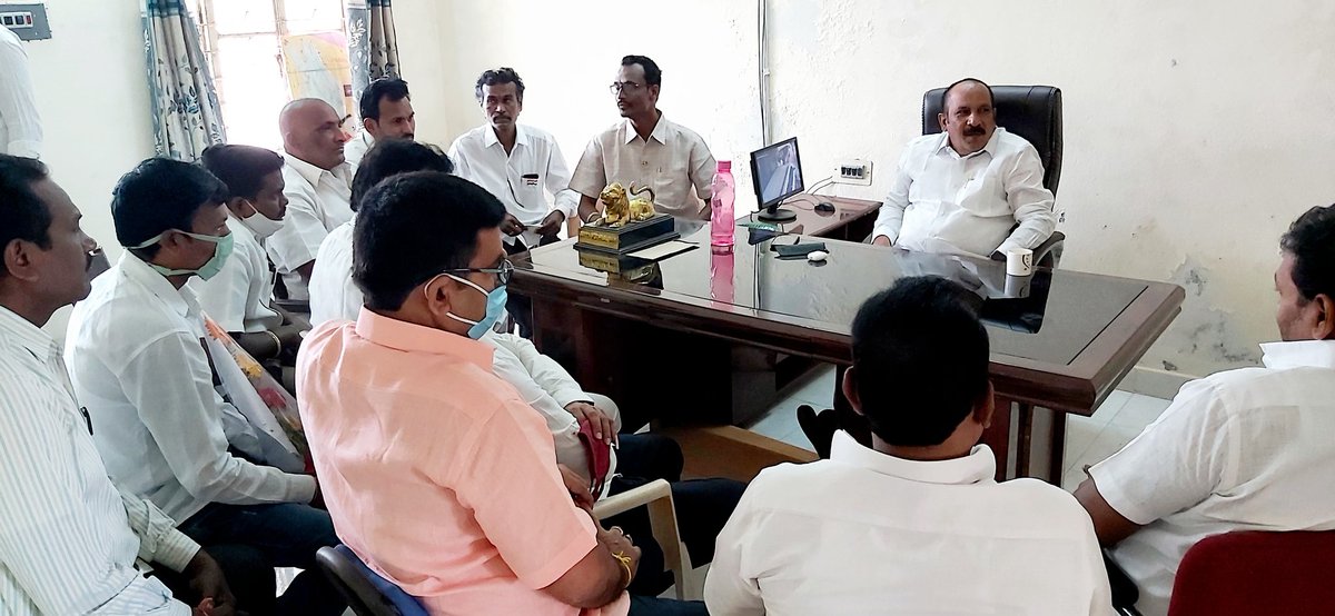 MadathaGoud's tweet photo. మహబూబాబాద్ జిల్లా
ఎమ్మెల్సీ క్యాంప్ కార్యాలయంలో 
ఎమ్మెల్సీ 
శ్రీ #తక్కెళ్లపల్లి_రవీందర్_రావు గారిని మర్యాద పూర్వకంగా కలిసిన 
జిల్లా ఆర్యవైశ్య సంఘం నాయకులు https://t.co/j4Jzd39Hu5