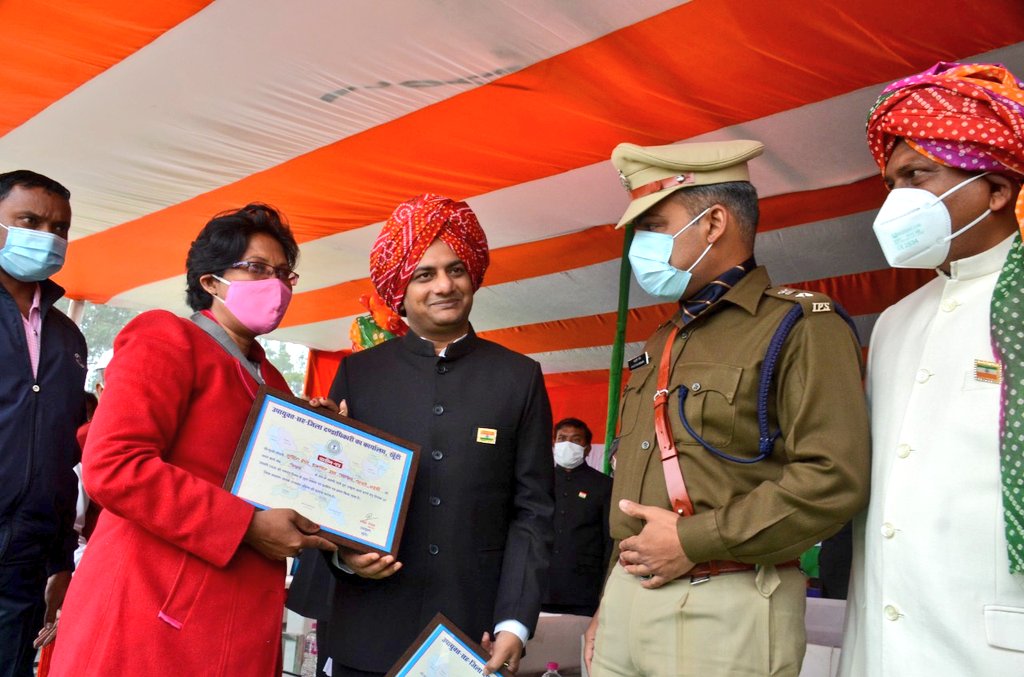 DCkhunti's tweet photo. आज गणतंत्र दिवस के शुभ अवसर पर आयोजित समारोह के दौरान कोरोना योद्धाओं को प्रशस्ति पत्र देकर उनका प्रोत्साहन बढ़ाया गया। शहीदों के परिवारों को जिला प्रशासन द्वारा सम्मानित किया गया। उत्कृष्ट कार्य करने वाले पदाधिकारियों/कर्मियों को प्रशस्ति पत्र देकर सम्मानित किया गया। https://t.co/g5mDe7CDZP