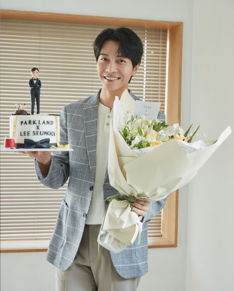 so handsome🥵💗💗💗 i'll change my wallpaper now🤤 #LeeSeungGi #이승기