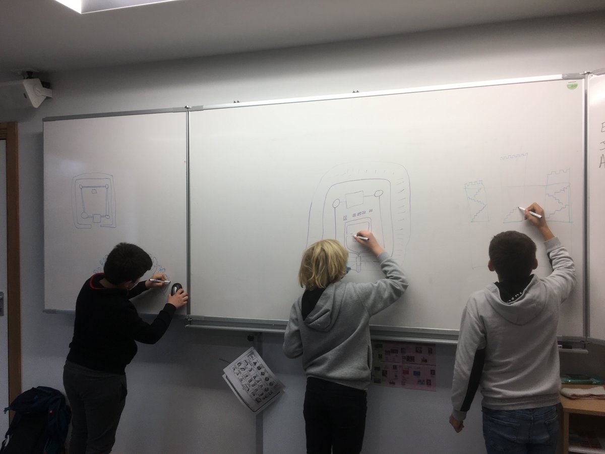 Lewillerhof's tweet photo. En Atelier Histoire, on a dessiné notre château fort en commun, en mélangeant nos idées, c'était bien.
On a commencé les fondations de la maquette en carton : créer le pont levis, les remparts, le donjon...
On va le décorer et le peindre.
On a aussi pensé notre propre blason. Noé https://t.co/2o5qSlmid7