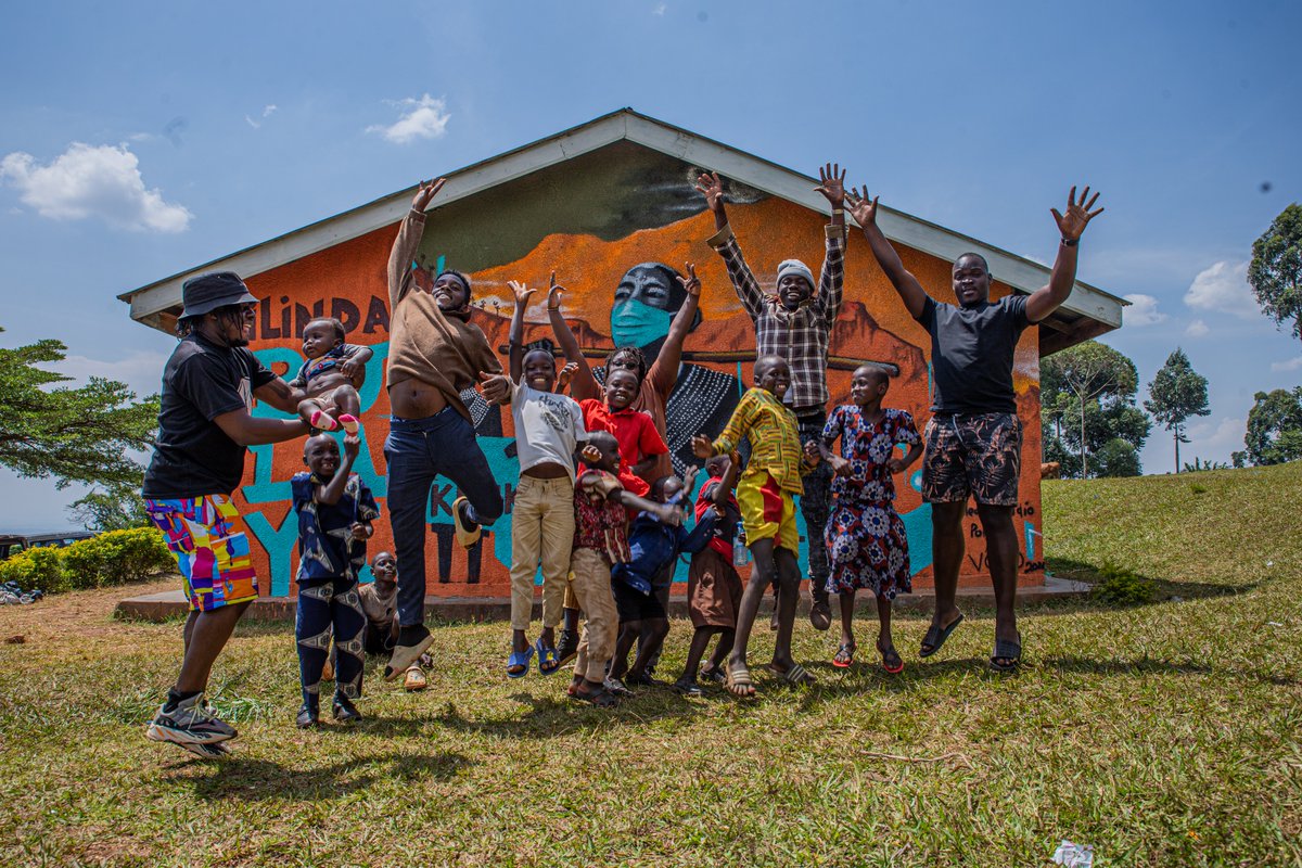 PollicyOrg's tweet photo. After the #misinformation workshop, a mural that features the message ‘Lets all wear masks’ in Lugisu (the commonly used language in Mbale, UG) was painted to raise awareness &amp; encourage residents to do what they can to protect themselves &amp; their families.
https://t.co/8ShIDsMY5y https://t.co/zl01q4qXVQ