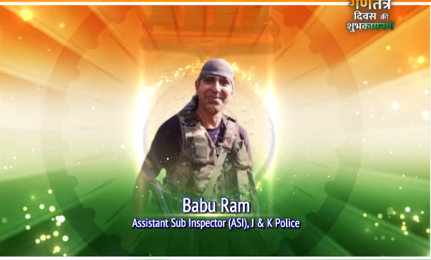 Konarknewsodia's tweet photo. J&K Police ASI #BabuRam conferred with #AshokChakra posthumously for "displaying valour & exemplary raw courage" during an anti-terror op in #Srinagar in which he killed #3terrorists in AuG 2020.
His wife Rina Rani & son Manik receive the award from #PresidentKovind
#RepublicDay https://t.co/pTHGFzT57h