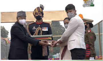 Konarknewsodia's tweet photo. J&K Police ASI #BabuRam conferred with #AshokChakra posthumously for "displaying valour & exemplary raw courage" during an anti-terror op in #Srinagar in which he killed #3terrorists in AuG 2020.
His wife Rina Rani & son Manik receive the award from #PresidentKovind
#RepublicDay https://t.co/pTHGFzT57h