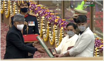 Konarknewsodia's tweet photo. J&K Police ASI #BabuRam conferred with #AshokChakra posthumously for "displaying valour & exemplary raw courage" during an anti-terror op in #Srinagar in which he killed #3terrorists in AuG 2020.
His wife Rina Rani & son Manik receive the award from #PresidentKovind
#RepublicDay https://t.co/pTHGFzT57h