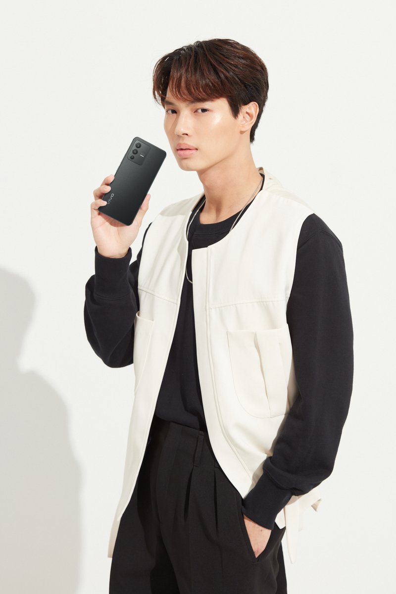 vivoThailand's tweet photo. เสริมลุคให้เท่ห์แบบ วิน เมธวิน @winmetawin ด้วย vivo V23 5G สี Stardust Black 🖤 สีดำสุดคลาสสิกที่มีดีเทลความระยิบระยับดั่งหมู่ดาว บางเพียง 7.39mm เบาเพียง 179g ดีไซน์ขอบเหลี่ยม เรียบหรู จับถนัดมือ พกพาไปไหนก็ง่าย เป็นตัวเองได้ทุกที่ทุกเวลา

#vivoV235G #คมชัดทุกโมเมนต์ที่เป็นคุณ https://t.co/EUOyIGWeLZ