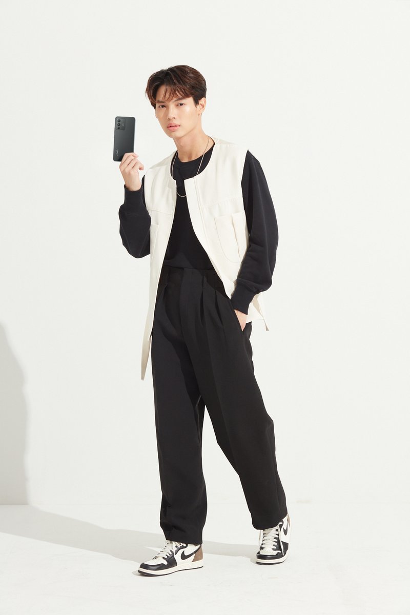vivoThailand's tweet photo. เสริมลุคให้เท่ห์แบบ วิน เมธวิน @winmetawin ด้วย vivo V23 5G สี Stardust Black 🖤 สีดำสุดคลาสสิกที่มีดีเทลความระยิบระยับดั่งหมู่ดาว บางเพียง 7.39mm เบาเพียง 179g ดีไซน์ขอบเหลี่ยม เรียบหรู จับถนัดมือ พกพาไปไหนก็ง่าย เป็นตัวเองได้ทุกที่ทุกเวลา

#vivoV235G #คมชัดทุกโมเมนต์ที่เป็นคุณ https://t.co/EUOyIGWeLZ