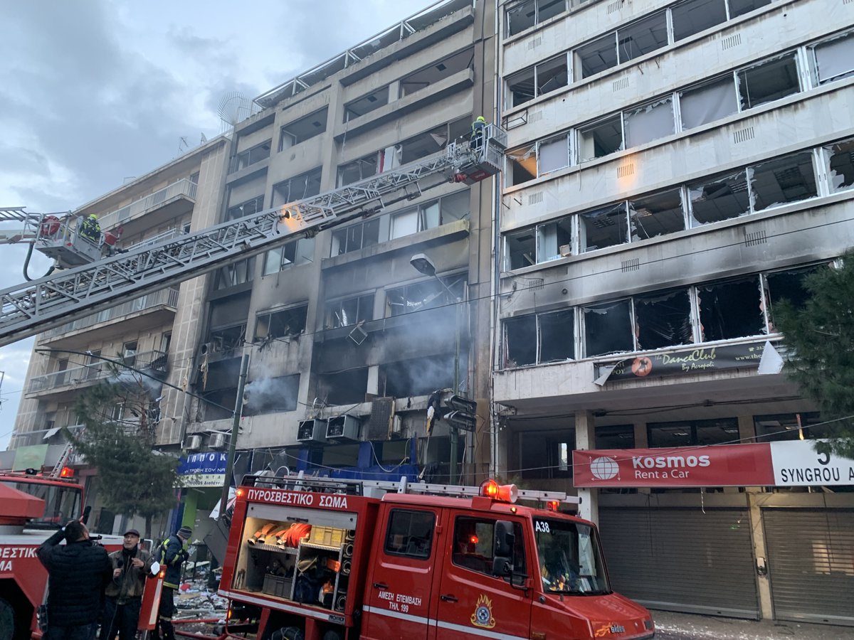 dgatopoulos's tweet photo. Update: 3 hurt _ 1 w/ burns, 2 w/ smoke inhalation. 

#Greece #συγγρου 
https://t.co/GbkzWbaIp5 https://t.co/6KNL98Ixld