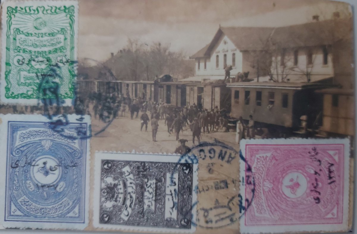 HarpCografyasi's tweet photo. Ankara Tren İstasyonu'nda cepheye yola çıkmak üzere olan tren ve vatan kavgasına koşan Mehmetler...
Gözlerim yanıltmıyorsa kartın postalanma tarihinde 27 Nisan 1337 (1921) yazıyor. 
Bu durumda 1nci veya 2nci İnönü Muharebesi zamanında çekilmiş olmalı. https://t.co/gVA4c561jR