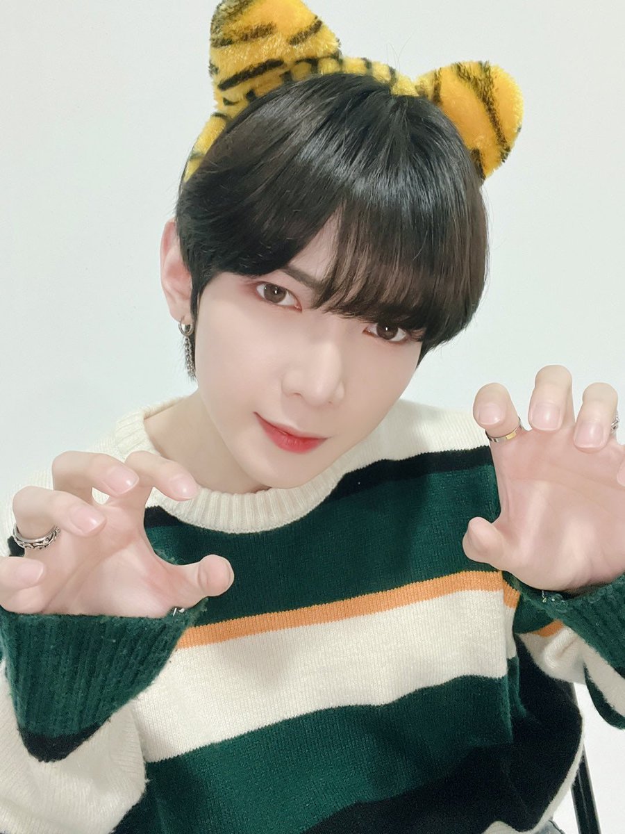 Cat_Love_Tiger's tweet photo. Днём она отличница,а ночью клофелинщица

4/8
#ateez #ATINY #YEOSANG https://t.co/SDf45zCvBZ