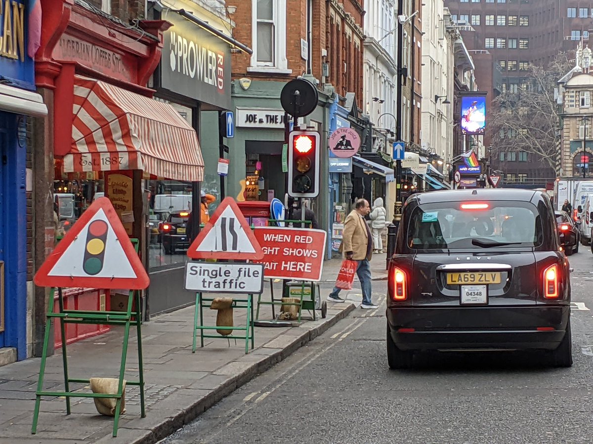 stateofsoho's tweet photo. Forgot to tweet yesterday but the bizarre traffic lights were back #OldComptonSt #DeanSt #Soho. Can anyone explain? @CampaignTim @jpdsoho @sohosocietyw1 ?? (Included superb use of pavement space for unnecessary signs.) https://t.co/mlDR2vKdWY