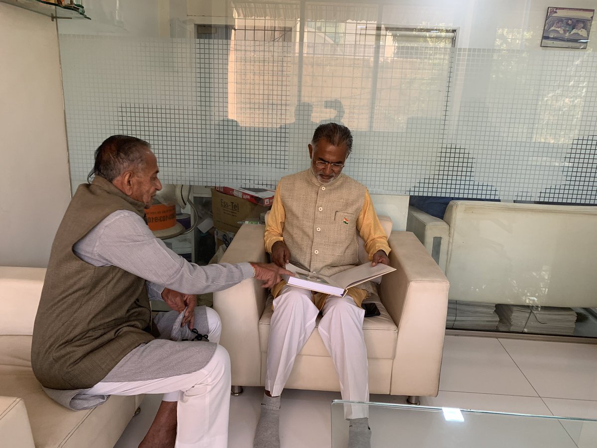 ajaygadhvi's tweet photo. આજરોજ કચ્છની પાવન ધરા પર પધારેલા ગુજરાત રાજ્ય ના મંત્રી શ્રી @kpvaghelabjp જી નું સ્વાગત @GadhviPushpdan સાથે કરવાનો અવસર પ્રાપ્ત થયો. અને કચ્છ સ્ટેટ ની અનપ્રગટ ઇતિહાસ ની કચ્છદર્શન પુસ્તક ની અંગ્રેજી આવૃત્તિ (કચ્છ સ્ટેટ ના રાજકવિશ્રી શંભુદાનભાઈ ગઢવી દ્રારા રચિત) અર્પણ કરેલ. https://t.co/2C4gSNMevF
