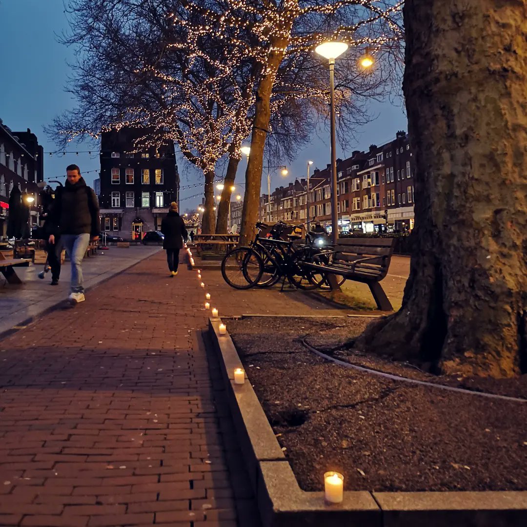 Precies een jaar na de avondklokrellen 'Lichtpuntjes op de laan' als teken van saamhorigheid en positiviteit. Mooi initiatief van @larsklappe! Namens @RotterdamCU heb ik 7 kaarsjes van in totaal 1000 kaarsjes aangestoken. #lintvanlicht #vooreenstadmeteenHart💙