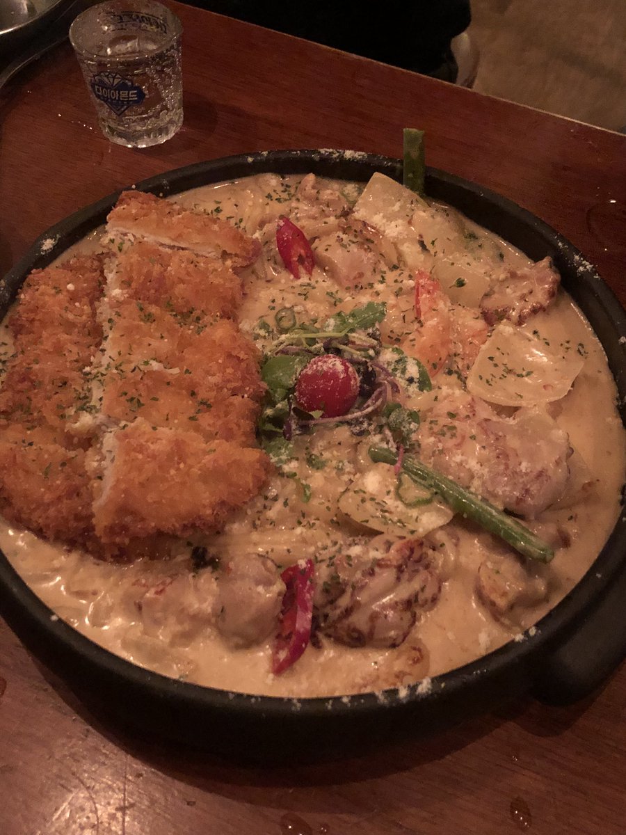 mukjalee's tweet photo. #사월그날
📍부산 부산진구 중앙대로680번가길 80-17

크림 스튜 존맛인거 알고 있었는데 오랜만에 생각나서 가니까 토핑 얹을 수 있음;; 돈까스 선택 했는데 존나 잘튀김;; 소스에 찍어먹으니까 매콤하고 고소하고 개돌았음 아이스 홍시는 쏘쏘했는데 같이 있던 크림치즈가 맛도리 https://t.co/HrV8Q17cnd