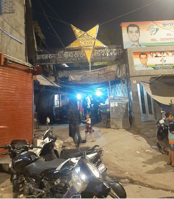 cuffeparade4's tweet photo. Dr. Baba Saheb Ambedkar Nagar - Cuffe Parade
Almost 1000 people commuting through this lane has no space left to walk as half of the road is occupied by hawkers, bike parking, personal materials, etc. Authorities are requested to look into it on priority @mybmcWardA @mybmc https://t.co/Qcfg5zhT0w