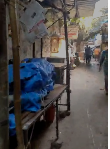 cuffeparade4's tweet photo. Dr. Baba Saheb Ambedkar Nagar - Cuffe Parade
Almost 1000 people commuting through this lane has no space left to walk as half of the road is occupied by hawkers, bike parking, personal materials, etc. Authorities are requested to look into it on priority @mybmcWardA @mybmc https://t.co/Qcfg5zhT0w