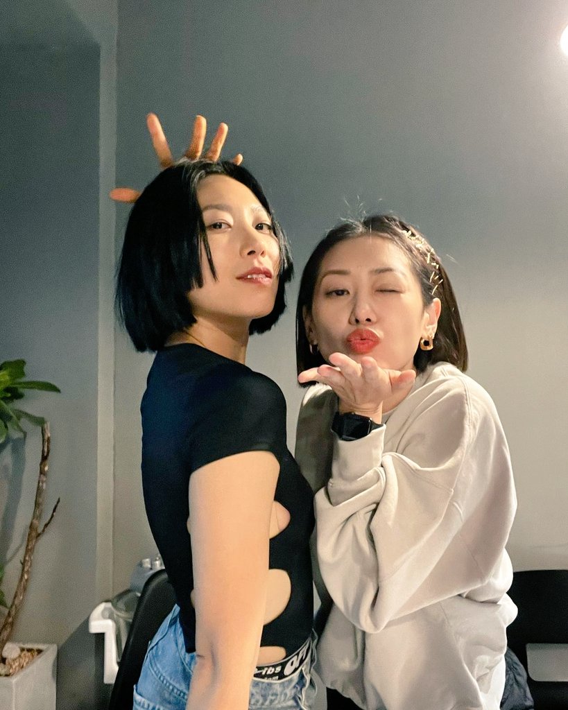 mamadol 마마돌 on X: Mama The Idol member latest Instagram update thread so  make sure to take a look 🤩 💙🤍💜💗❤💚 Sunye update photo with Sunmi and  turns out one of their