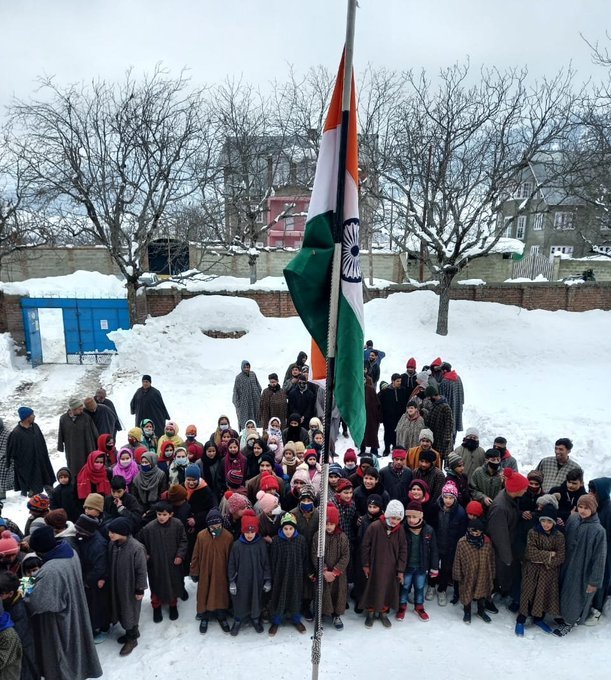 SandeepMehra_'s tweet photo. Children in Kashmir are holding the Indian National Flag on Republic Day 2022. 
A big slap to all those who said no one will be there to hold the Tiranga in Kashmir.
#PatriotsOfKashmir #GreenForKashmir #RepublicansOfIndia https://t.co/fNybbTkAB4