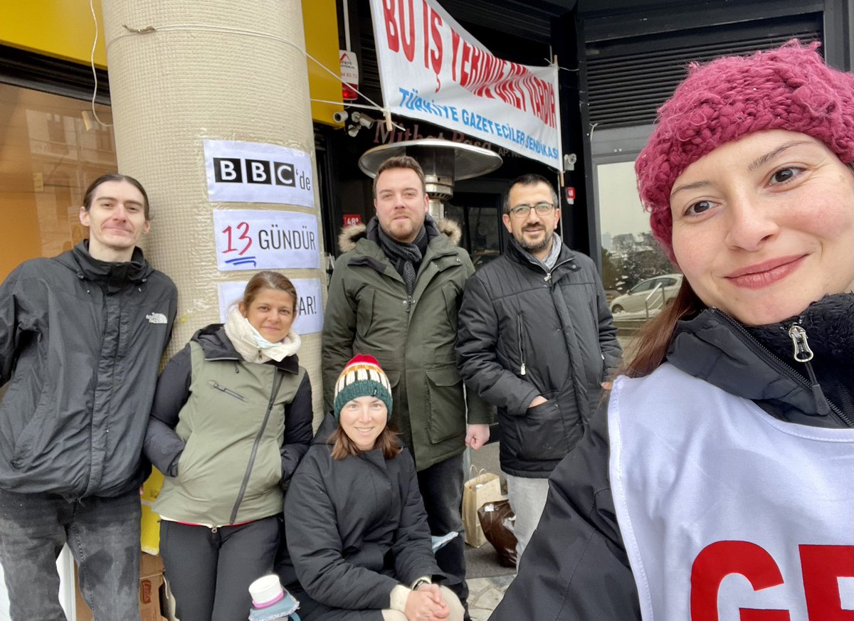 TGS_org_tr's tweet photo. BBC grevi 13. gün. Eşit hak ve adil ücret talebimiz hâlâ karşılanmadı. Sonuna kadar buradayız! #BBCdeGrevVar
Today is the 13th day of the BBC Istanbul bureau strike. Our demand for equal rights and fair pay has still not been met. We will be here until the end! #BBCTurkeyStrike https://t.co/2qO6XJ4mAI