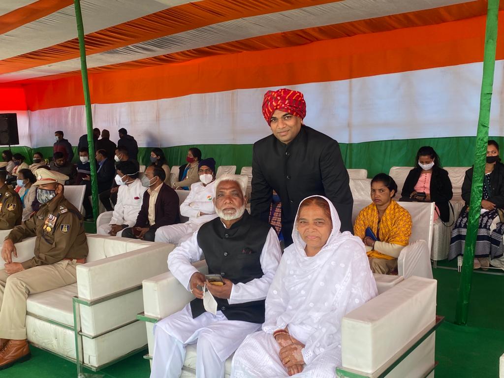 Riyaz_IAS's tweet photo. Happy Republic day to all 🇮🇳🇮🇳. Lets pledge to work as per the spirit of constitution.

Glimpse of today's flag hoisting and functions. https://t.co/VAt27r6liw