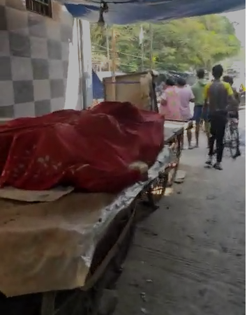 cuffeparade4's tweet photo. Dr. Baba Saheb Ambedkar Nagar - Cuffe Parade
Almost 1000 people commuting through this lane has no space left to walk as half of the road is occupied by hawkers, bike parking, personal materials, etc. Authorities are requested to look into it on priority @mybmcWardA @mybmc https://t.co/Qcfg5zhT0w