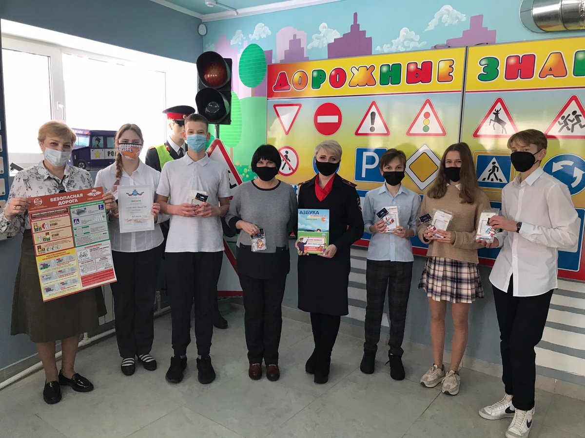 Вчера на базе УСЦ "Автогородок" состоялось награждение победителей городского этапа конкурса-фестиваля "Родители и я - ЮИДовская семья!" Отряд ЮИД "Сигнал" МБОУ Школы № 90 г.о. Самара занял I место! От всей души поздравляем ребят и их руководителя -Барабанову Елену Геннадьевну