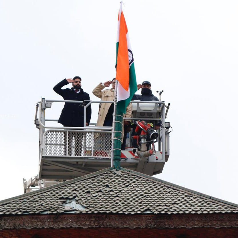 AdityaRajKaul's tweet photo. Love for mother India🇮🇳. Tricolour comes up for the first time over the Ghantaghar at Lalchowk of Srinagar, Kashmir on India’s 73rd Republic Day today. Marking the end of Pakistan sponsored separatism. Courageous and bold step by local Kashmiri Muslim youth. Pak apologists watch! https://t.co/qKrdHzjF86