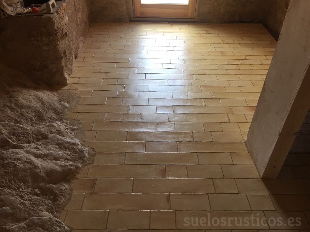 SuelosB's tweet photo. Tratamiento suelo de barro manual interior.
#suelodebarro #suelosdebarro #baldosasdebarro #terracota #terracotta #terracuita #soleria #fang #suelorustico #suelosrusticos #terracottafloor #aceitedemora #barnizmora https://t.co/2eJSBcMxsk