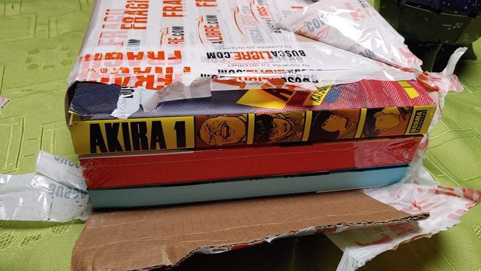 Cuirol's tweet photo. No es la primera vez que desde @BuscaLibre_CL llegan los libros en mal estado, pero esta vez se pasaron. Tanto les cuesta envolver mejor los libros? Un poquito más de cartón? Una bolsita?? Esta vez el reclamo va formal!!! https://t.co/1o4aWQ73qZ