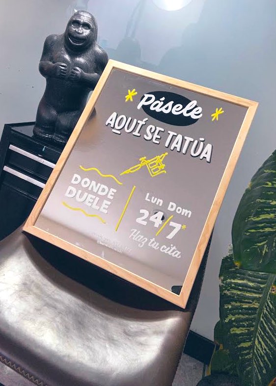Hice este letrero sobre un espejo, fue curioso pintar mientras me miraba todo el tiempo 👀