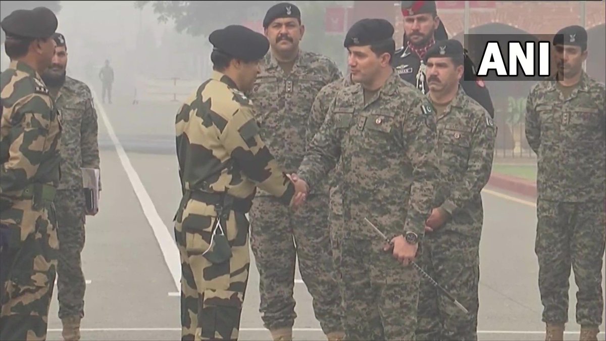 ndtv's tweet photo. Indian Army and Pakistan Army exchange sweets and greetings at the Attari-Wagah border on India's 73rd #RepublicDay. 

(ANI) https://t.co/jlxoP34bsI