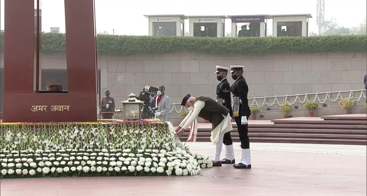 mygovindia's tweet photo. PM @narendramodi pays homage to the martyrs at the National War Memorial on 73rd #RepublicDay. https://t.co/5AN7rjDXLu