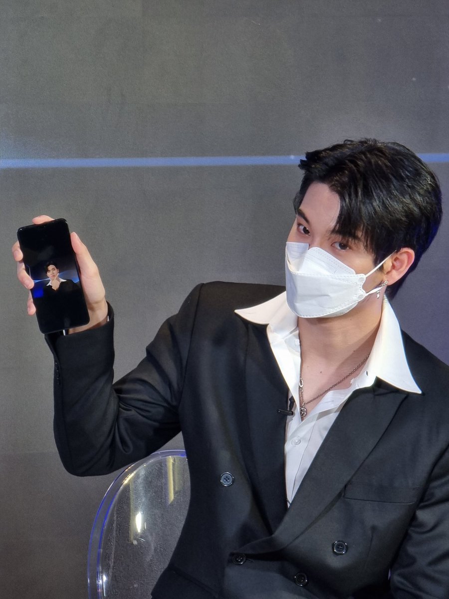 iPhone_Droid's tweet photo. โชว์ภาพเซลฟี่ทั้ง 2 คนเลย  #YINWAR #vivoBangkok #vivoFlagshipStore #iphonedroid https://t.co/Mixz6e1Tcj