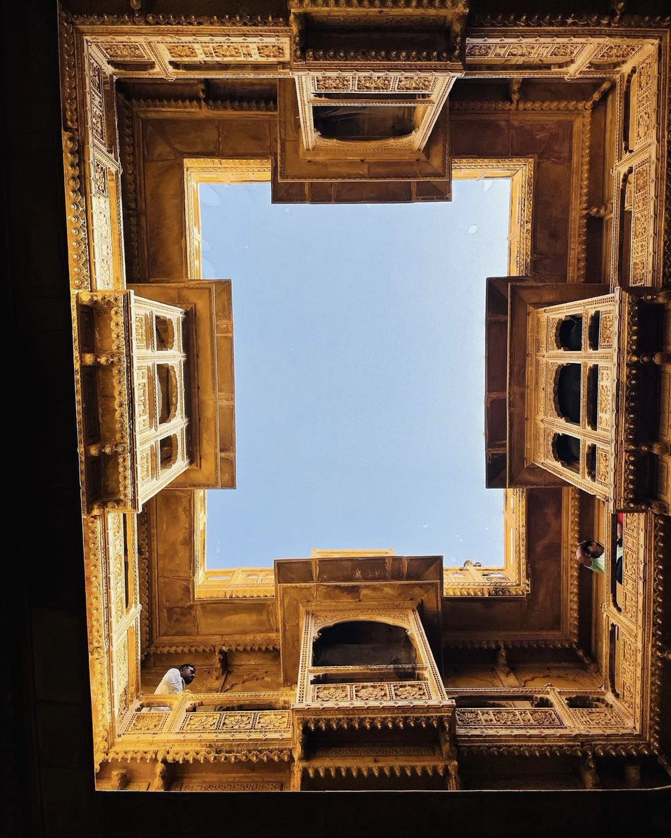 thehosteller's tweet photo. 📍Patwon Ki Haveli is one of Jaisalmer’s most prized jewels when it comes to Rajasthan architecture.

The haveli is a combination of 5 different havelis, each with its unique design

#jaisalmer #jaisalmerdiaries #rajasthan #rajasthandiaries #hostelsofindia #rajasthantravel https://t.co/iJoYwGIPUZ