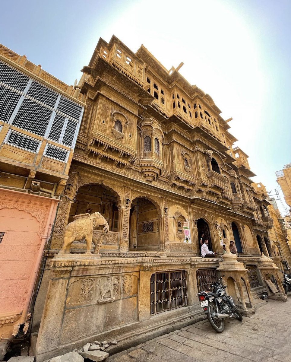 thehosteller's tweet photo. 📍Patwon Ki Haveli is one of Jaisalmer’s most prized jewels when it comes to Rajasthan architecture.

The haveli is a combination of 5 different havelis, each with its unique design

#jaisalmer #jaisalmerdiaries #rajasthan #rajasthandiaries #hostelsofindia #rajasthantravel https://t.co/iJoYwGIPUZ